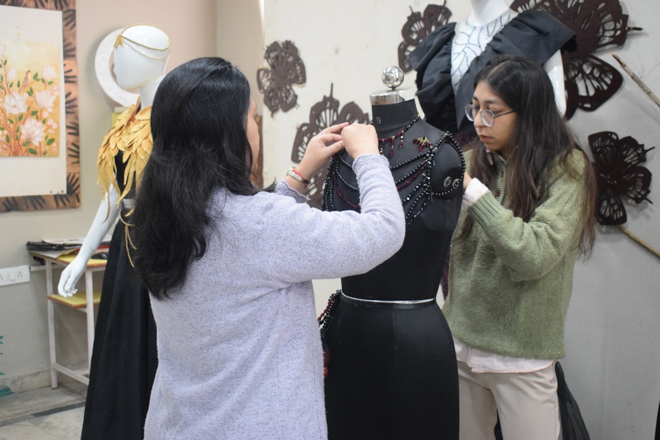 Realización de vestuario sobre maniquí en taller por Marta Lahiguera